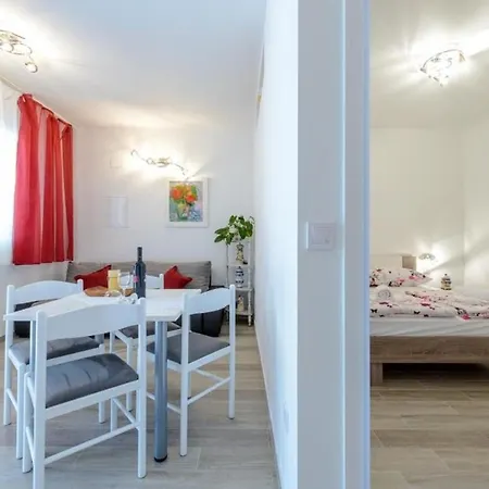 Leona- One Bedroom With Terrace