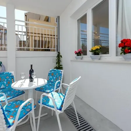 Leona- One Bedroom With Terrace *