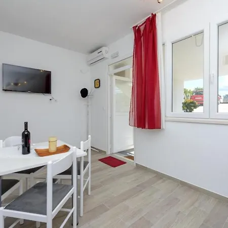 Leona- One Bedroom With Terrace