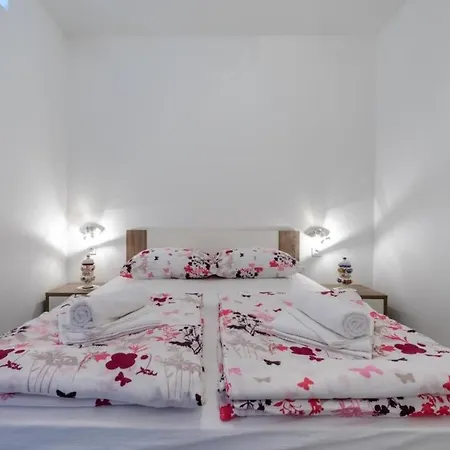 公寓 Leona- One Bedroom With Terrace *
